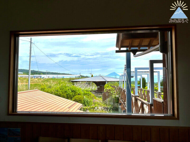 店内から夏の富士山