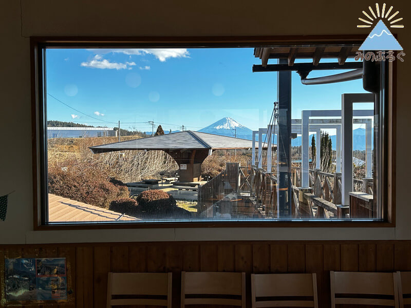 店内から冬の富士山