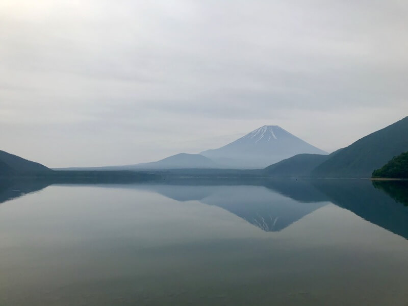 本栖湖と富士山 